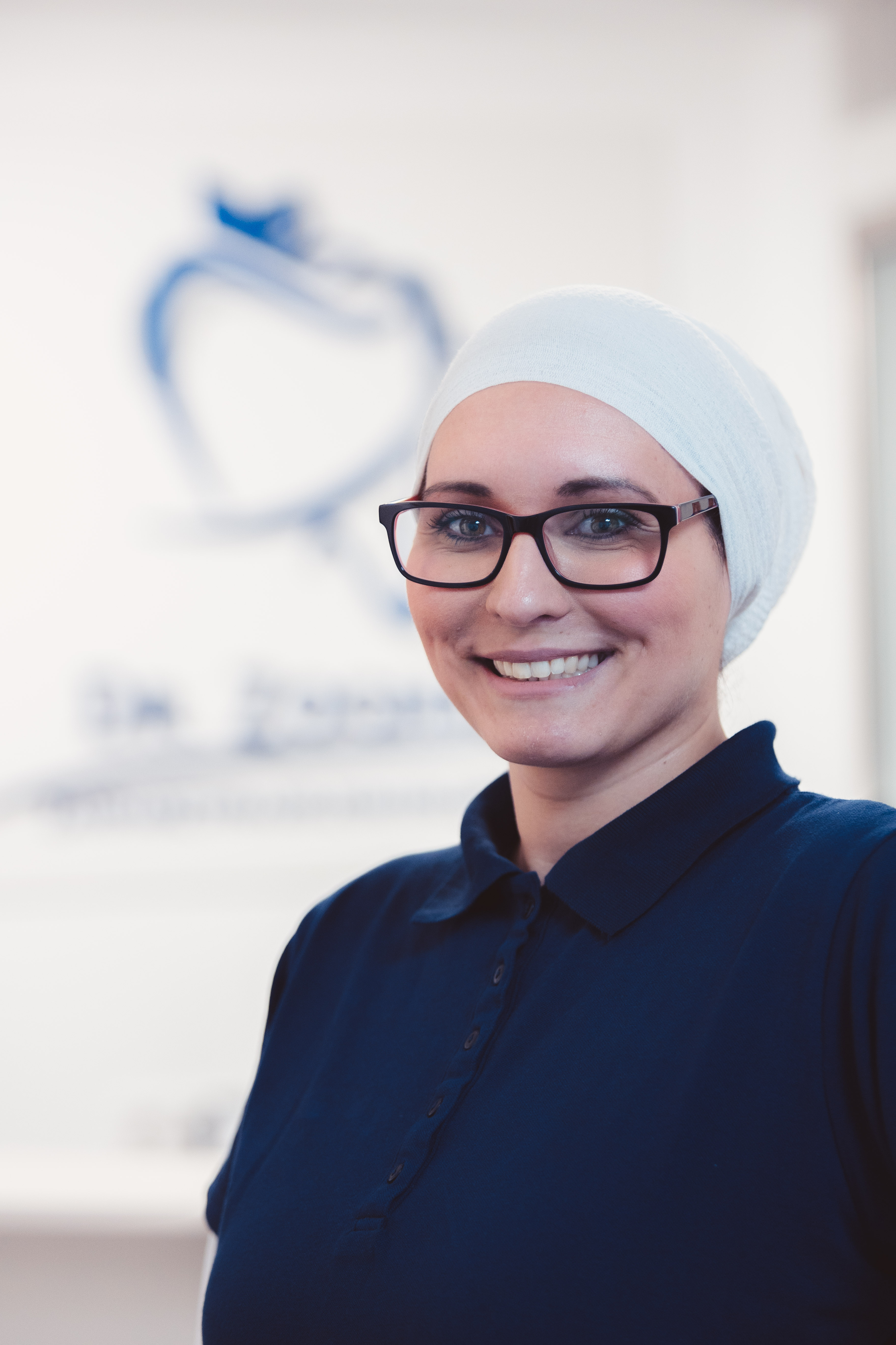 Zahnarzt Helferin Frau Ezzamouri - Zahnarztpraxis Dr.Zoghian Siegburg